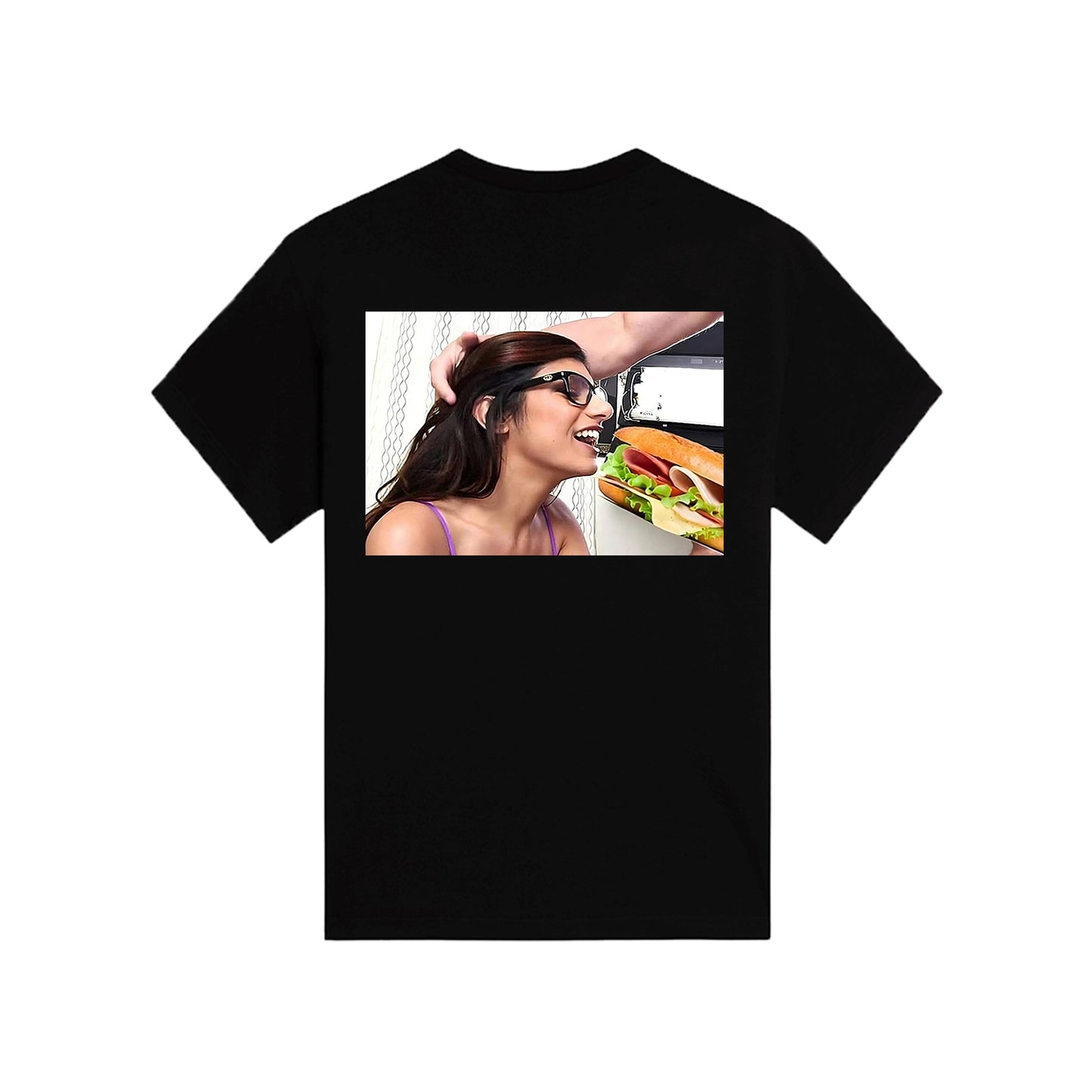 MIA KHALIFA COMIENDO SUBWAY